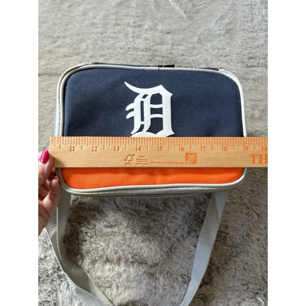 Detroit‎ Tigers small lunch box zip closure carry strap